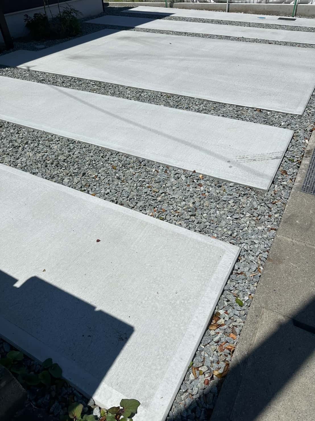 砕石ラインをアクセントにした駐車場の土間コンクリート