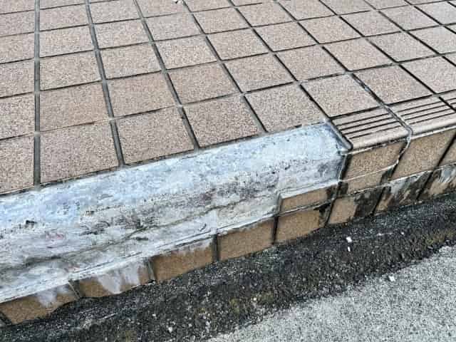 補修前のタイル張りの階段